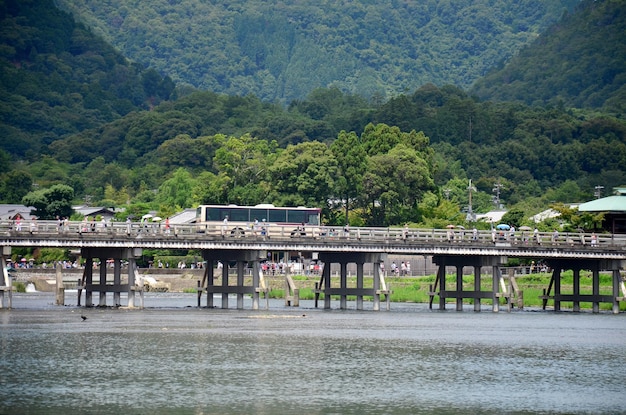 Les gens et les transports utilisent le pont Togetsukyo sur la rivière Oi à Arashiyama le 12 juillet 2015 à Kyoto au Japon