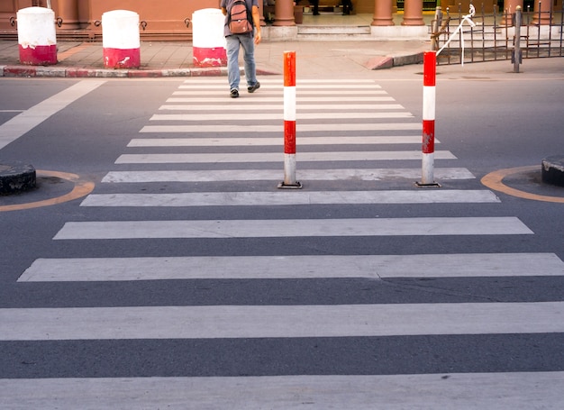 Les gens traversent le passage pour piétons