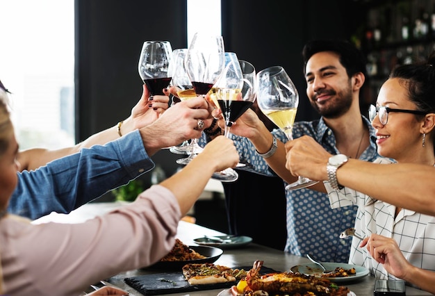 Les gens trinquent à un repas