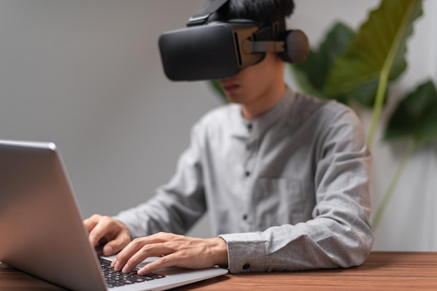 Les gens utilisent des ordinateurs portables pour communiquer au travail, jouer à des jeux, regarder des films à travers des lunettes VR