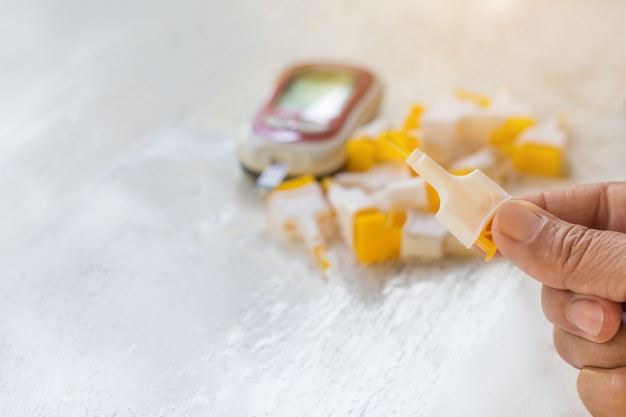 Les gens vérifient le niveau de sucre dans le sang avec Glucometer à la maison et accessoires