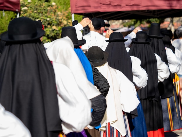 Les gens avec des vêtements traditionnels de Tenerife lors d'une danse typique de l'île