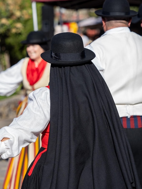 Les gens avec des vêtements traditionnels de Tenerife lors d'une danse typique de l'île