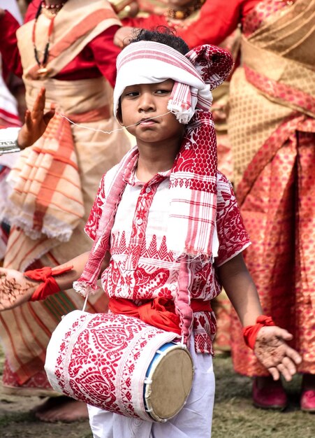 Photo des gens en vêtements traditionnels