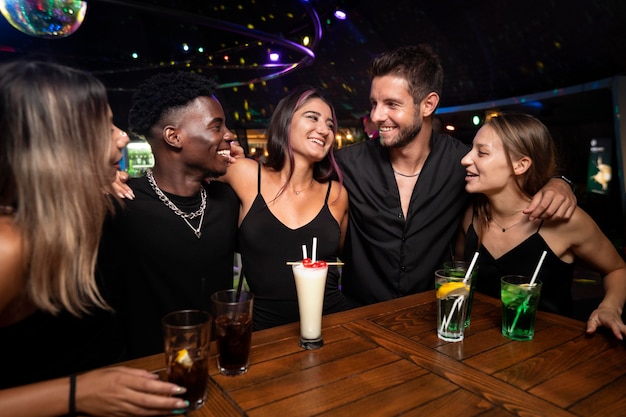 Photo les gens de la vie nocturne s'amusent dans les bars et les clubs