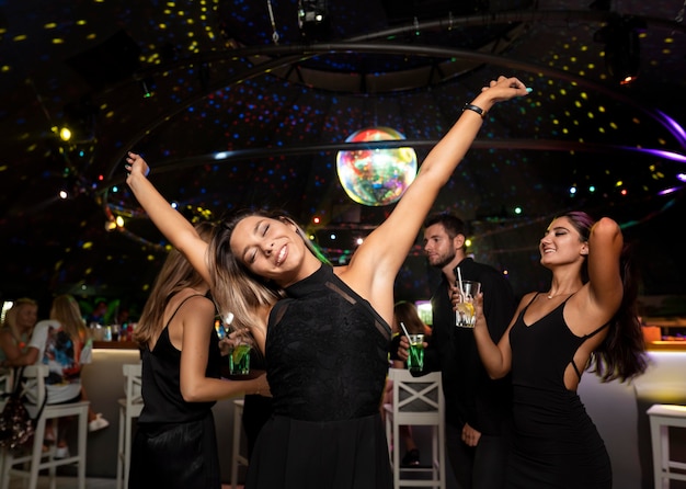 Photo les gens de la vie nocturne s'amusent dans les bars et les clubs