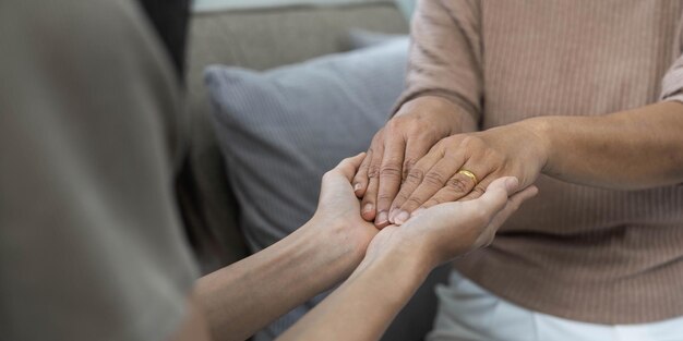 Les gens vieillissent le concept de soins et de soutien familiaux gros plan d'une femme âgée et jeune tenant la main