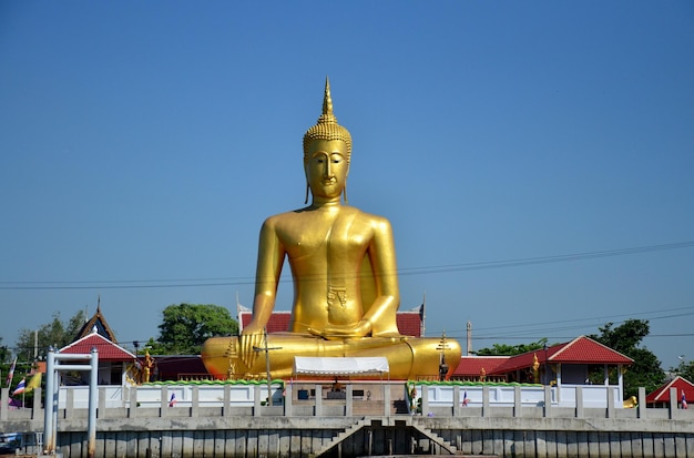 Les gens visitent et prient l'image de la statue du Grand Bouddha doré au temple Wat Bangchak le 21 novembre 2015 à Nonthaburi en Thaïlande