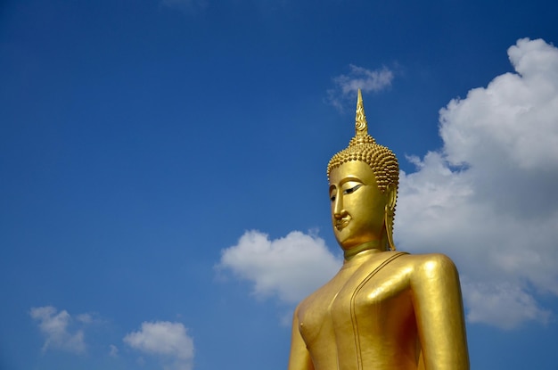 Les gens visitent et prient l'image de la statue du Grand Bouddha doré au temple Wat Bangchak le 21 novembre 2015 à Nonthaburi en Thaïlande