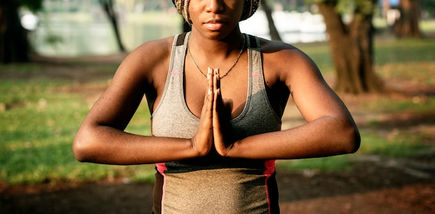 Gens yoga dans un parc