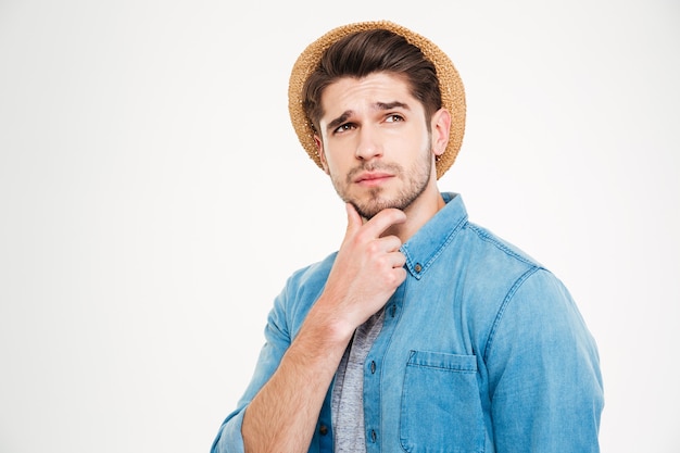 Gentil beau jeune homme debout et pensant