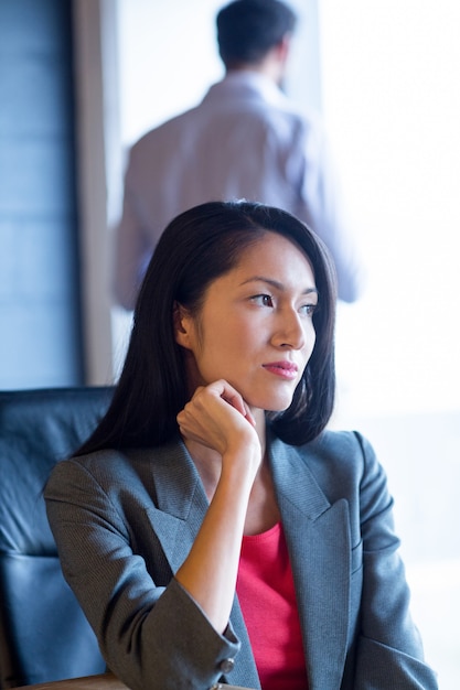 Gentil femme d'affaires assis dans le bureau