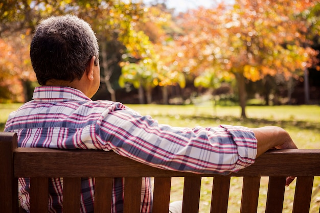 Gentil homme âgé assis seul sur un banc