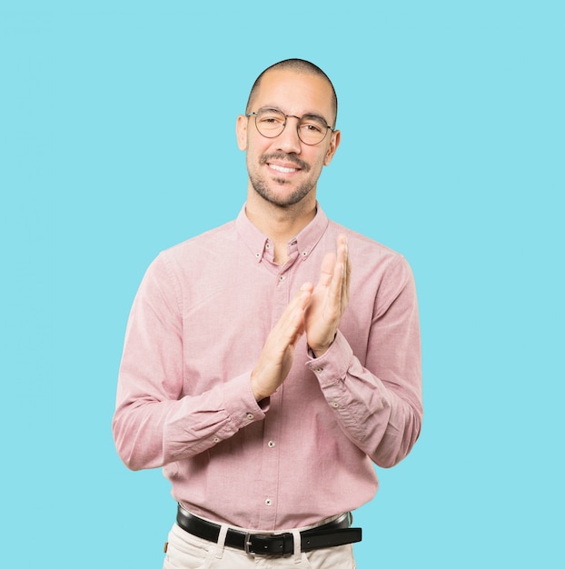 Photo gentil jeune homme applaudissant le geste