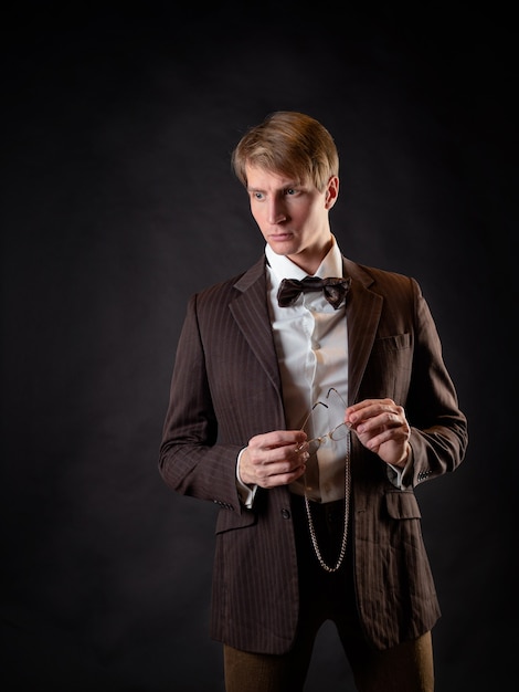 Un gentleman intelligent dans le rétro vintage de style victorien