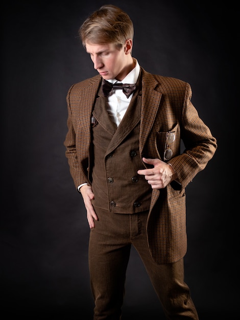 Un gentleman intelligent dans le rétro vintage de style victorien