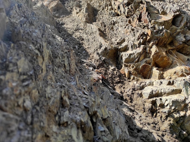 Géodésie Pierre texture La roche est brune et rouge Fond minéral Conception à partir de matériaux naturels