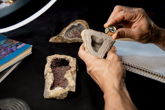 Géologue inspectant avec une loupe Agate avec géode de quartz hyalin