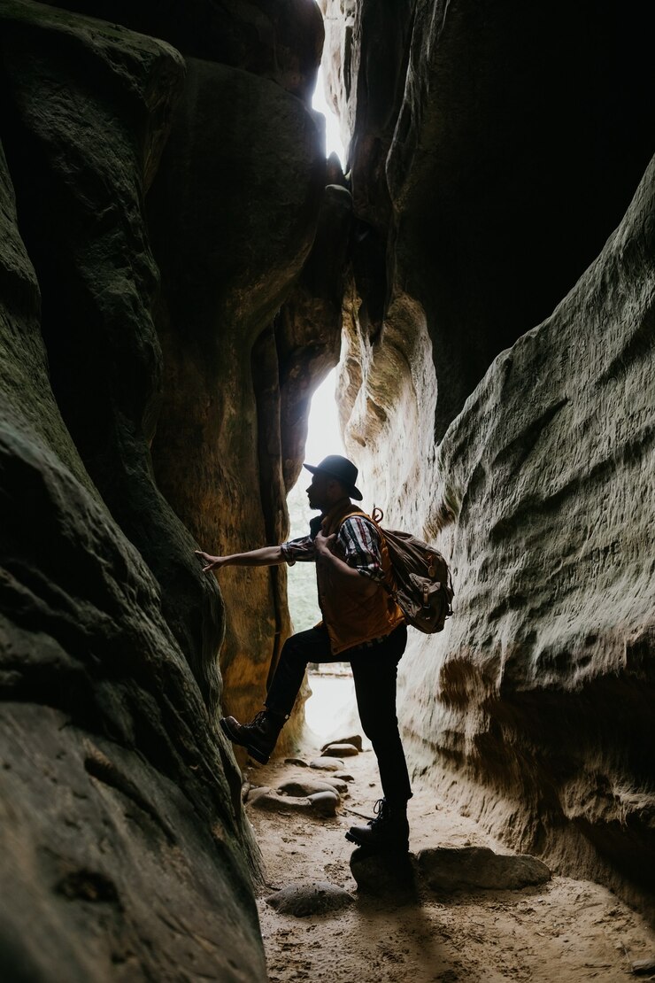 Un géologue et spéléologue amateur explore une grotte de montagne