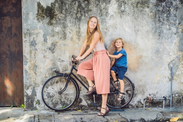 Georgetown penang malaisie avril mère et fils sur un vélo street art public nom enfants sur un