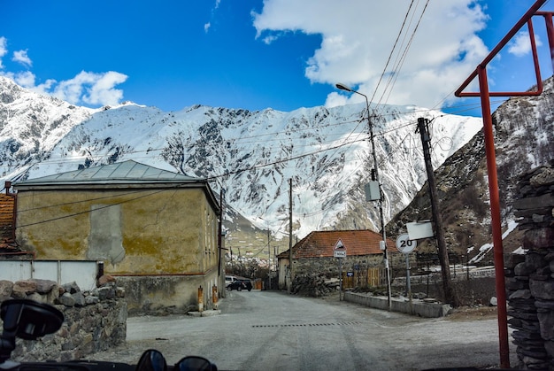 Géorgie avril 2019 Stepantsminda est une ville entourée de montagnes dans la région de MtskhetaMtianeti