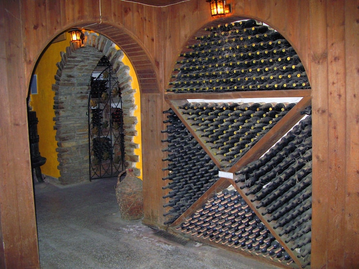 Photo gerakini, grèce caves à vin vieillies, bouteilles de vin d'une année différente