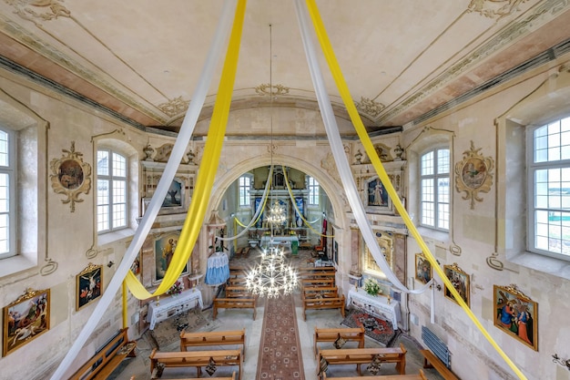 GERANENY BELARUS AOÛT 2020 dôme intérieur et regardant vers le haut dans un ancien plafond d'église catholique gothique