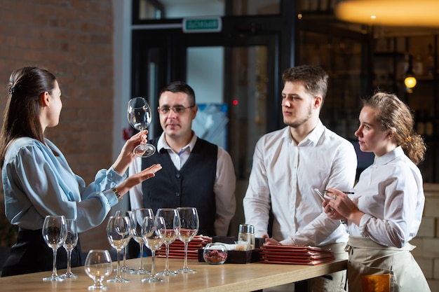 Le gérant forme le personnel du restaurant sur les règles du service client