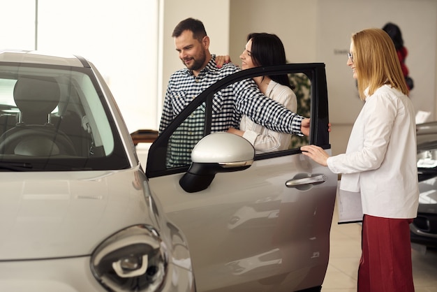 Le gérant répond gentiment à toutes les questions posées par les clients.