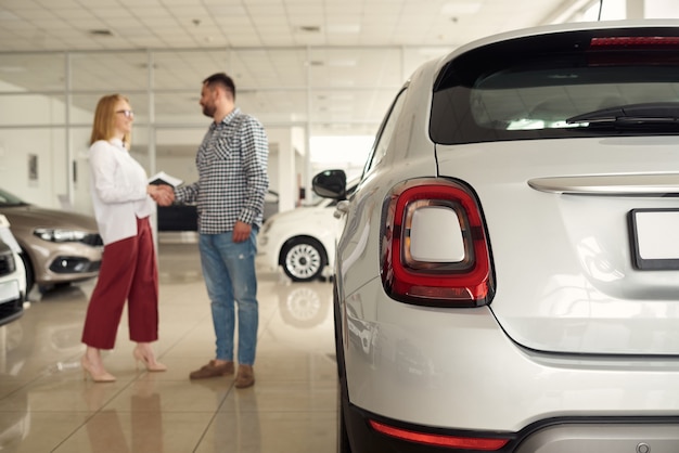 Le gérant répond gentiment à toutes les questions posées par les clients.