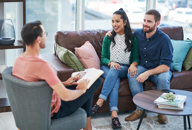 Gérer un mariage est un travail d'équipe Photo d'un jeune couple en consultation avec un spécialiste