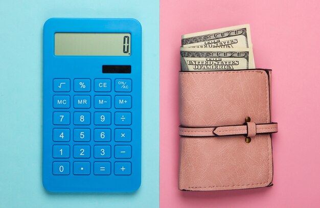 Gérez le budget familial. Frais d'achat. Calculatrice bleue et portefeuille en cuir avec billets d'un dollar sur pastel bleu rose.