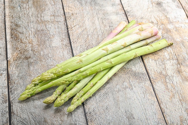 germe d'asparagus vert cru et non cuit