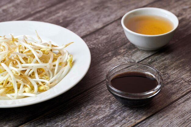 Germes de haricot mungo dans l'assiette. Nourriture saine organique crue. Plat de légumes traditionnel en Asie de l'Est.