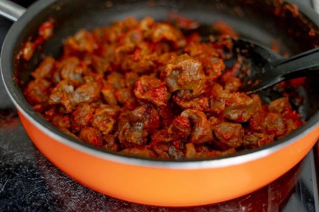 Gésier de poulet épicé nigérian en sauce au poivre