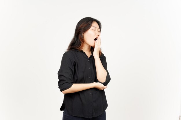 Geste de bâillement de belle femme asiatique isolé sur fond blanc