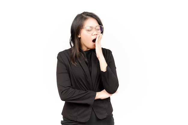 Geste de bâillement de belle femme asiatique portant un blazer noir isolé sur fond blanc