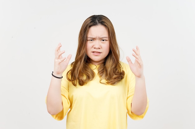 Geste de colère de Beautiful Asian Woman wearing TShirt jaune isolé sur fond blanc