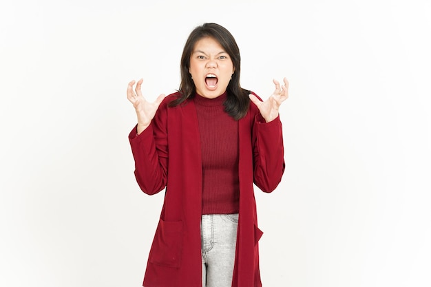 Geste en colère de la belle femme asiatique portant une chemise rouge isolé sur fond blanc