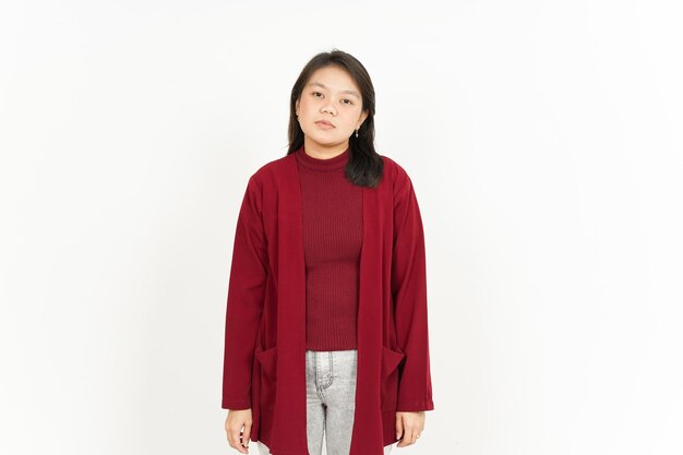 Geste de colère de belle femme asiatique portant une chemise rouge isolé sur fond blanc