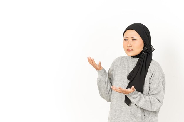 Geste confus de belle femme asiatique portant le hijab isolé sur fond blanc