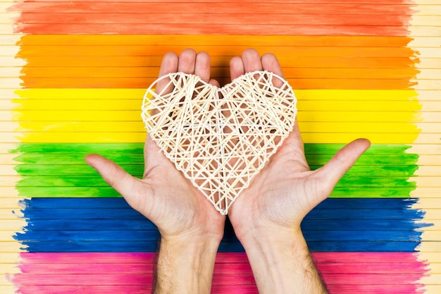 Geste de défilé gay de personnes et concept homosexuel montrant des symboles sur le fond de la bande de drapeau arc-en-ciel