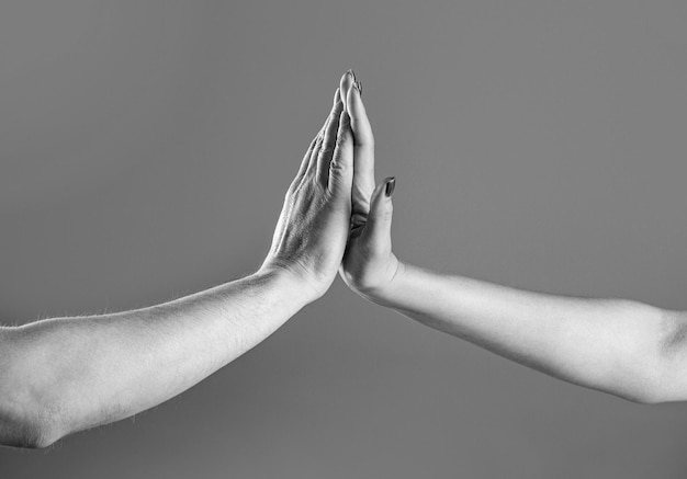 Geste Highfive et tendresse de l'amitié High five concept pour le succès du travail d'équipe félicitant la célébration Noir et blanc