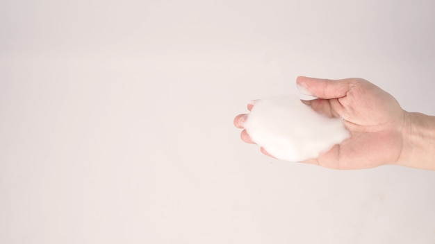 Geste de lavage des mains avec du savon moussant pour les mains sur fond blanc.