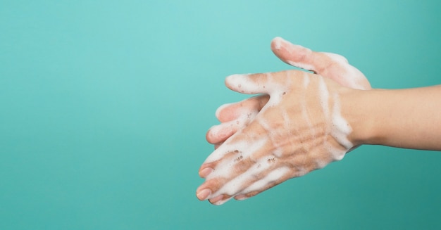 Photo geste de lavage des mains avec du savon moussant pour les mains