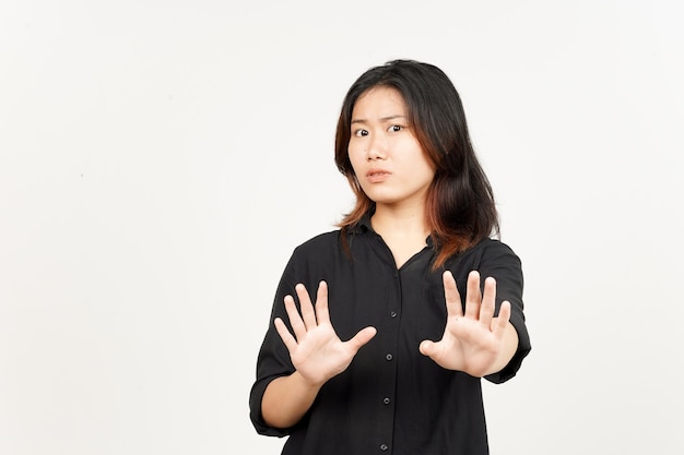 Geste de la main d'arrêt et de rejet d'une belle femme asiatique isolée sur fond blanc