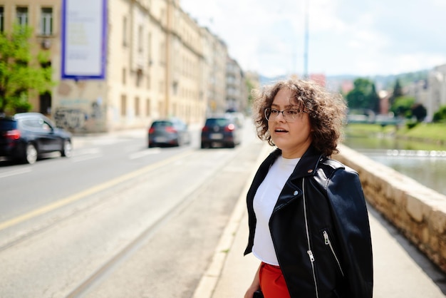 Geste de main de femme arrêtant le taxi dans la ville moderne