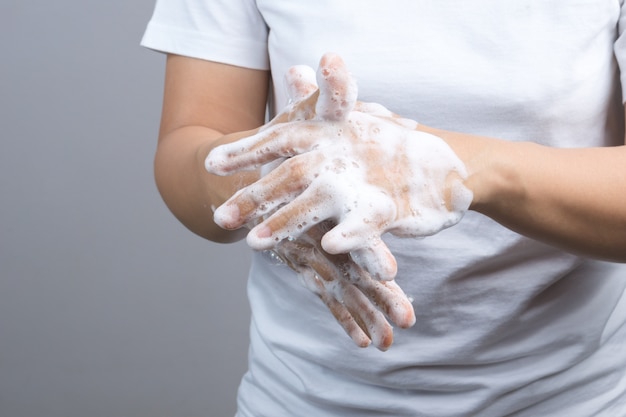 Geste d&#39;une main de femme se laver les mains à l&#39;étape 1