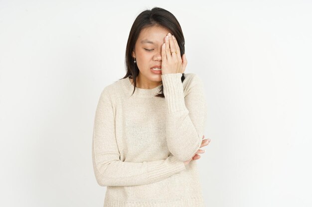 Geste de maux de tête de belle femme asiatique isolé sur fond blanc