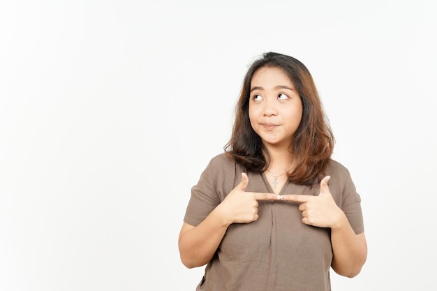 Geste de la pensée de la belle femme asiatique isolé sur fond blanc